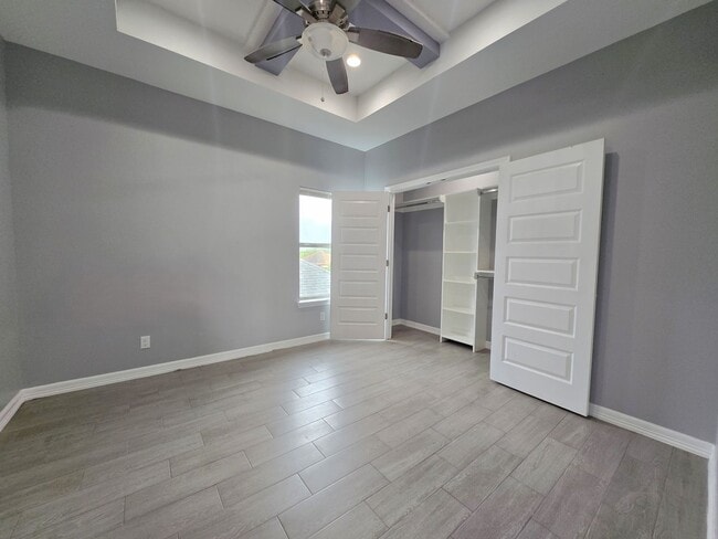 Building Photo - Beautiful Modern 4 Bed/3 Bath/2 Gar Centra...