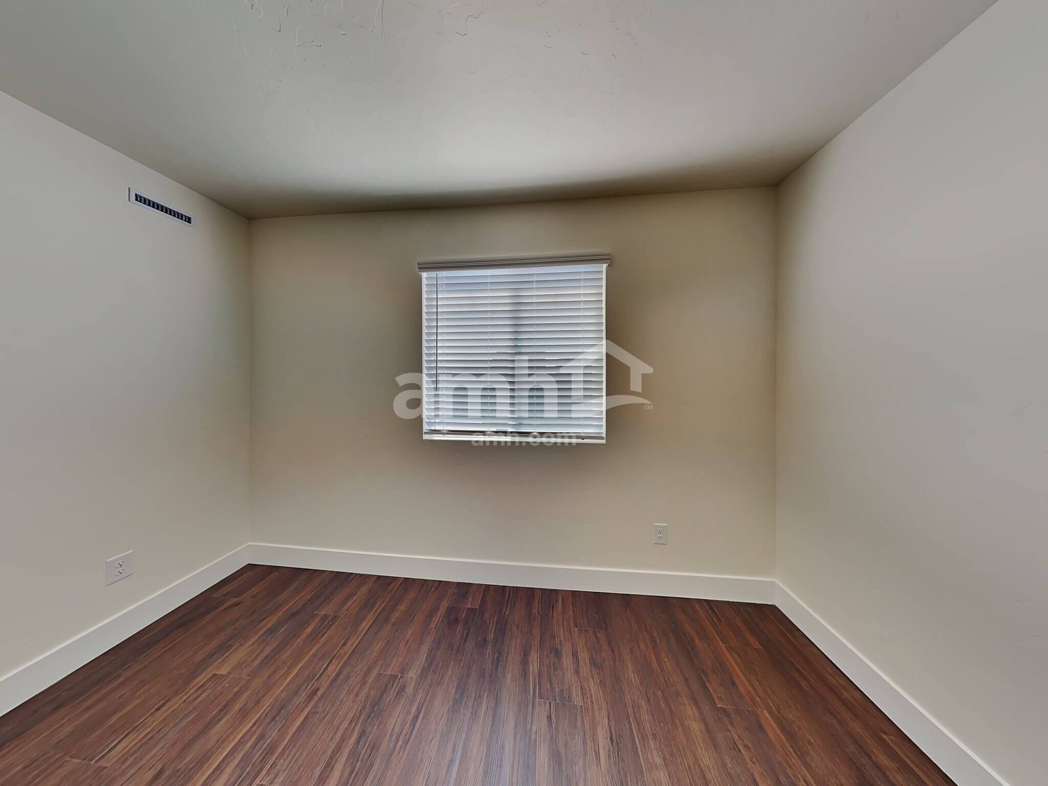 Building Photo - 1350 N Barkvine Ave