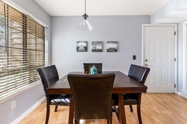 Building Photo - Updated 1 BDR with loft in Gunbarrel