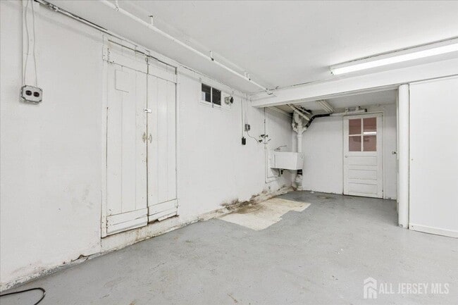 Building Photo - 37 Ireland Ave