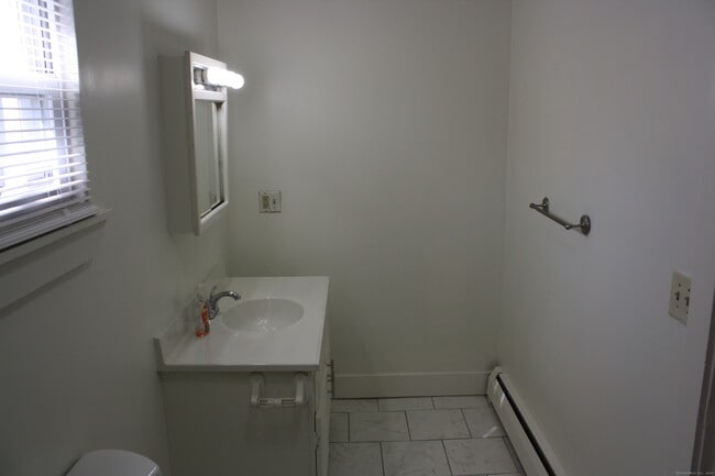 Building Photo - 387 Putnam Pike