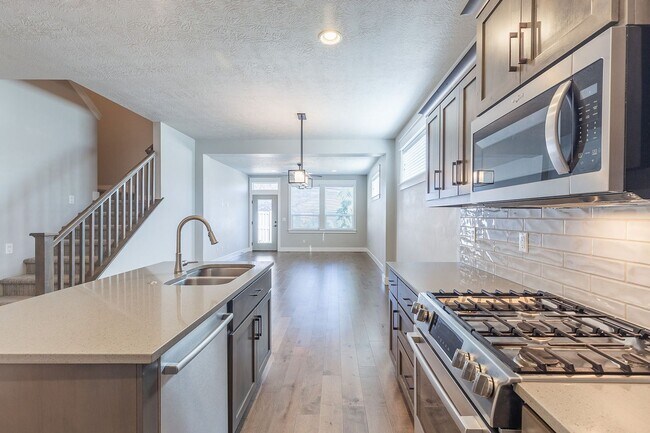 Building Photo - Quiet Centrally located 3 bed 2.5 bathroom
