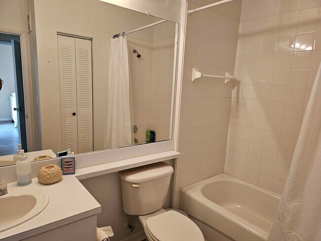 Building Photo - 605 Fairway Dr