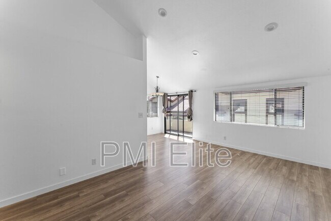 Building Photo - 18182 W Sundowner Way