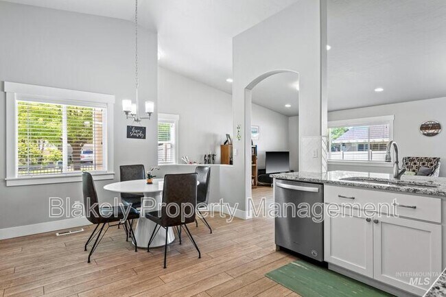 Building Photo - Baxter Way, 319 N.