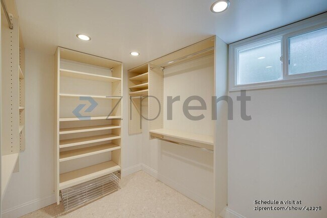 Building Photo - 4522 NE 54th St