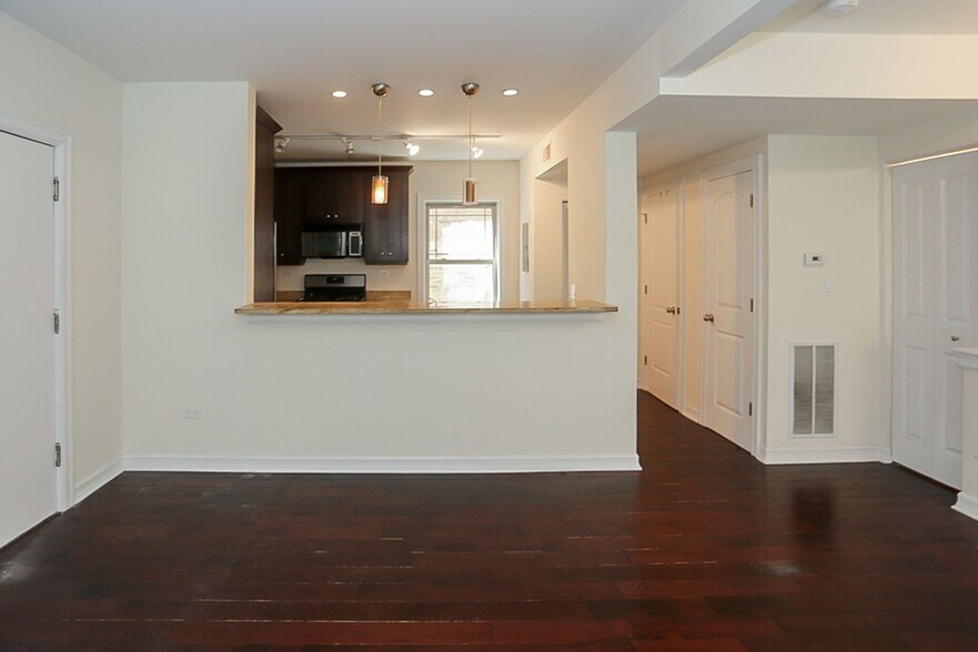 Building Photo - 3810 N Sheffield Ave