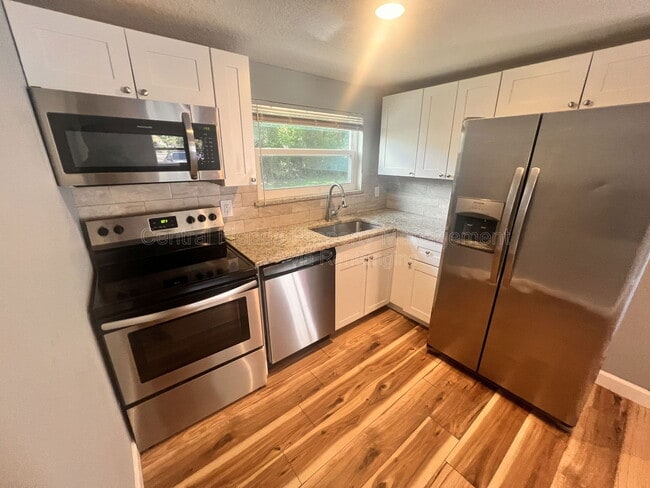 Building Photo - 1110 Poinsettia Ave