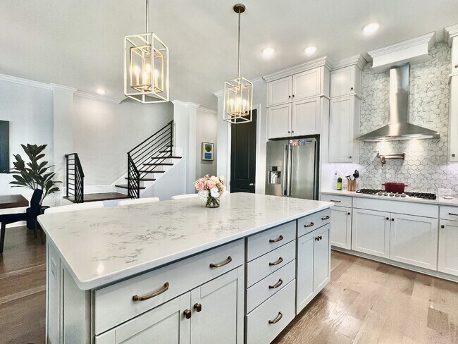 Building Photo - LUXURY TOWNHOME near Southend