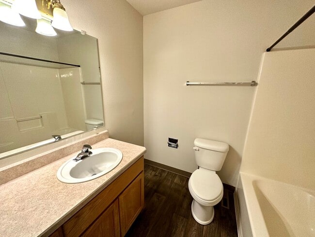 Building Photo - CHECK OUT THIS SPACIOUS TOWNHOUSE IN REDMO...