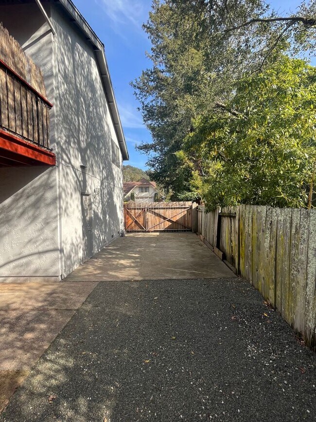 Building Photo - Tri-level 4 bedroom 3 bathroom Rincon Vall...