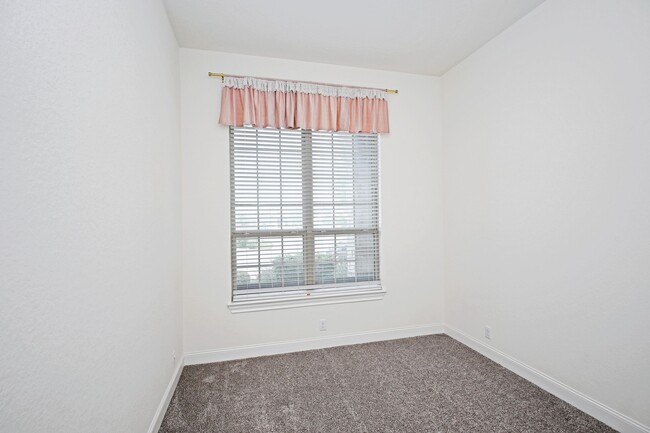 Building Photo - 1438 Oaklawn Dr