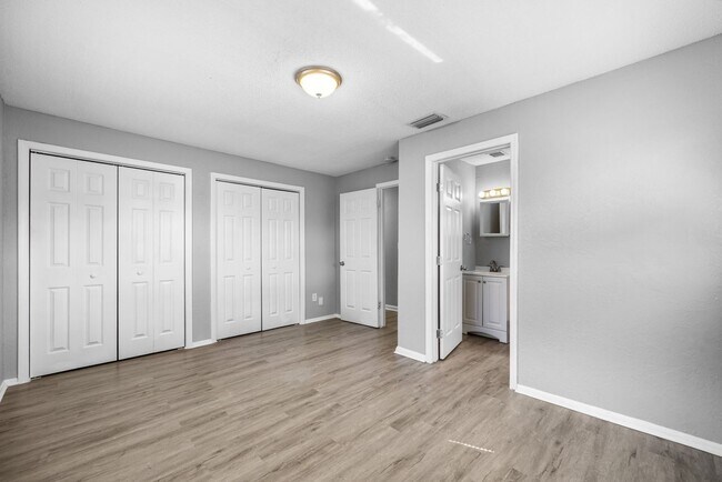 Building Photo - Beautifully renovated 4bdrm/2bath home wit...