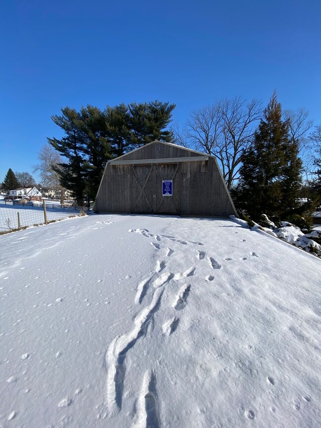 Building Photo - Stunning 3 Bedroom Home with Barn and Over...