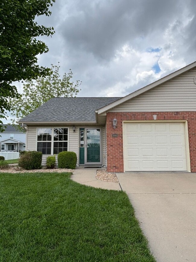 Primary Photo - 2 Bed 1.5 Bath Duplex in Lebanon