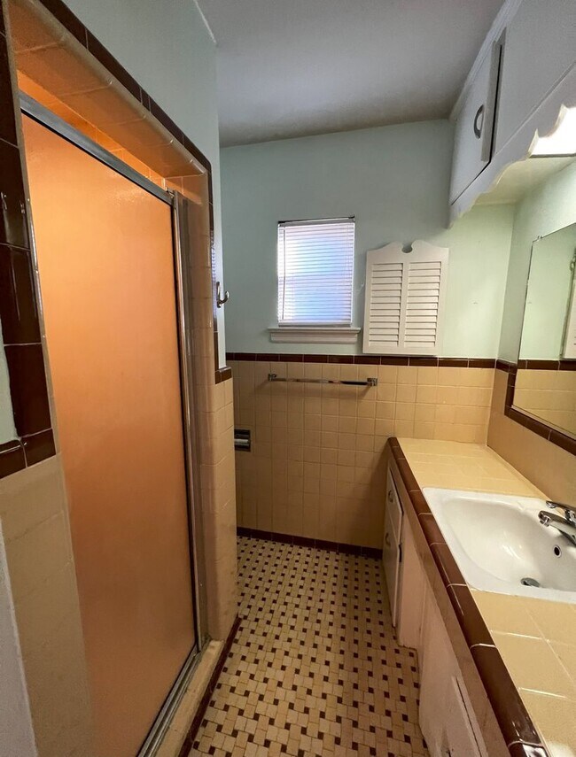 Building Photo - FOR RENT IN ARDMORE!!