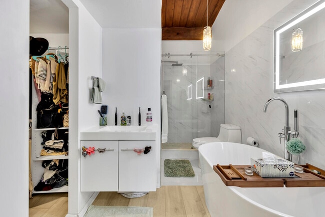 Building Photo - 720 E Coco Plum Cir