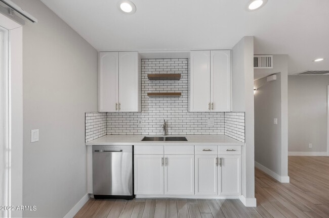 Building Photo - 402 N 73rd St