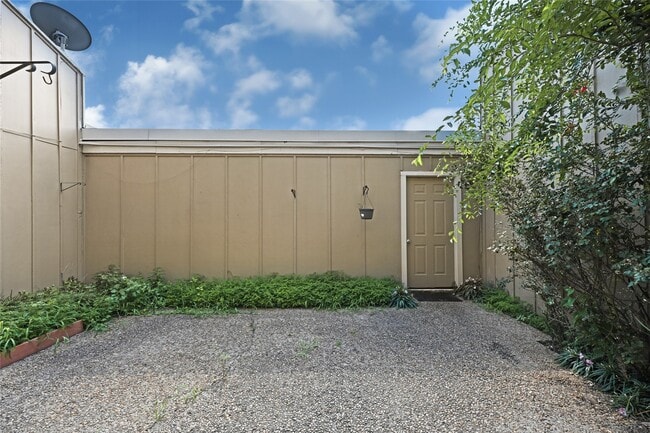 Building Photo - 11614 Village Pl Dr