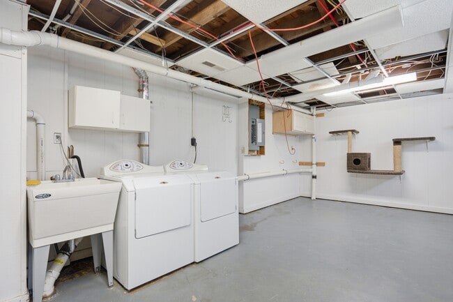 Building Photo - 1154 Hotz Ave