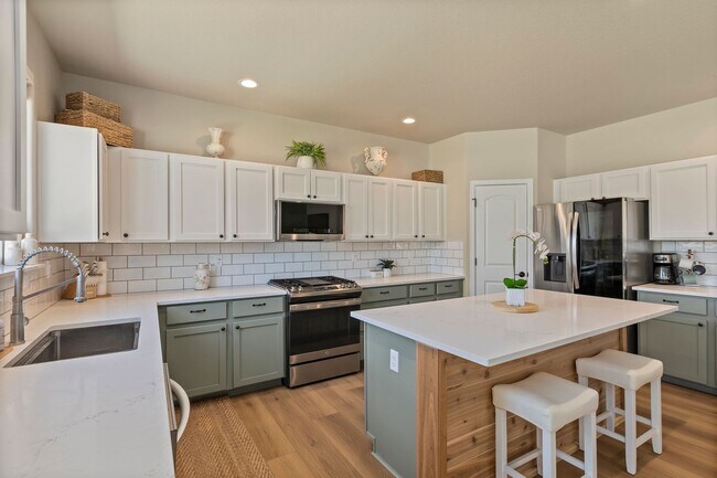 Building Photo - Spacious 4-Bedroom Home with Private Backy...
