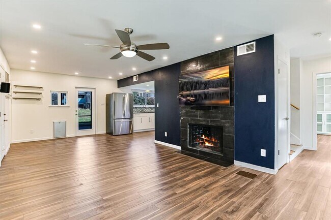 Building Photo - 7105 Meadowood Dr