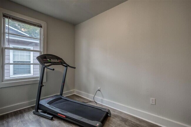 Building Photo - Recently Remodeled 3-Bedroom Home with Gat...