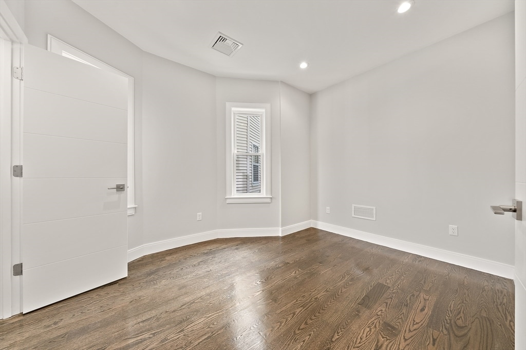 Building Photo - 9 Lithgow St