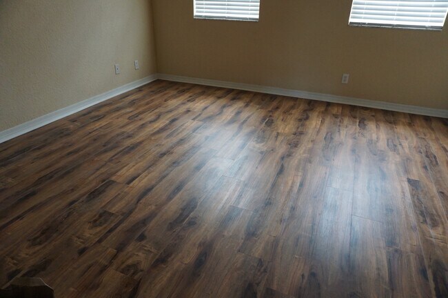 Building Photo - 335 E Thatch Palm Cir