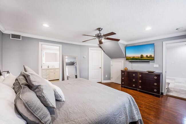 Building Photo - Hourglass District ~ Gorgeous 3/2.5 home w...