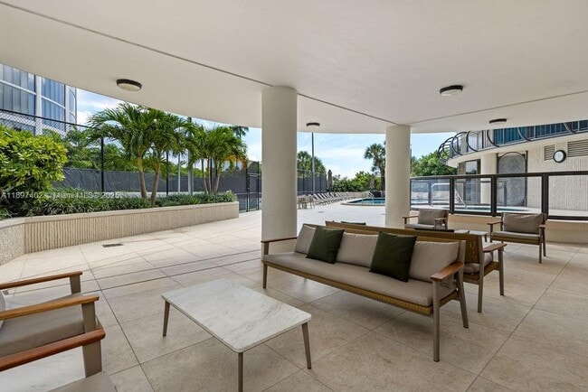 Building Photo - 2843 S Bayshore Dr