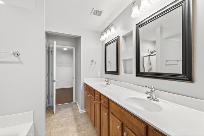 Building Photo - Cozy 3BR Townhouse in Glenwood Crossing!