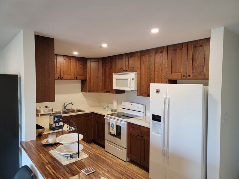 Kitchen - 5707 N Central Ave