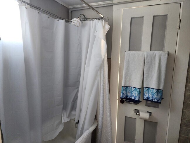 Building Photo - 6 Hager Ln