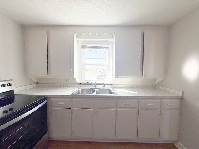 Building Photo - 4 Bedroom Two-Story Home with Large Yard, Lawn Care Included