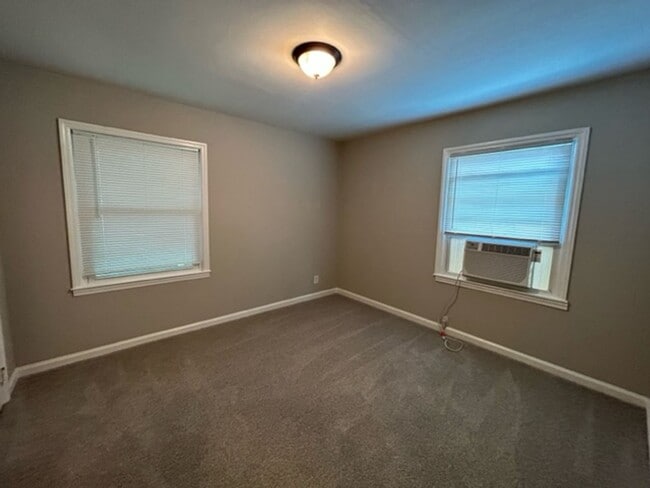 Building Photo - Charming 3-Bedroom Home in a Convenient Hu...