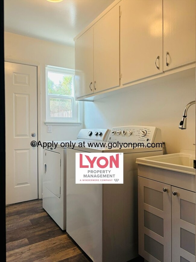 Building Photo - Spacious 2 bedroom, single level duplex in...