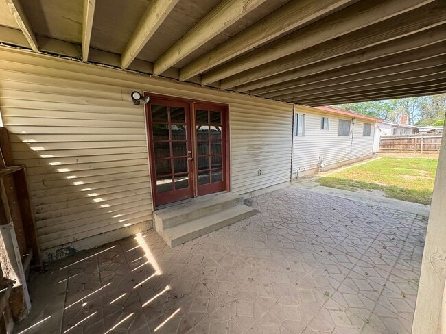 Building Photo - Corner lot home near Shopping Center Available Now!