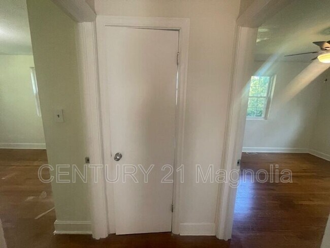 Building Photo - 105 Nut Grove Dr