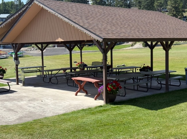 Building Photo - Beautiful Lakeside Home