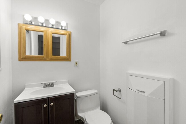 Building Photo - 10643 Weymouth St