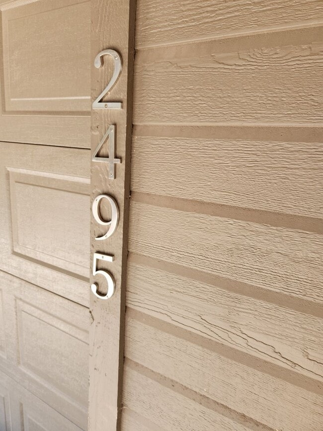 Building Photo - PRICE IMPROVEMENT_Turn Key End Unit Townho...