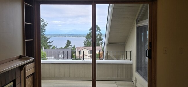 Building Photo - 3033 W Viewmont Wy W