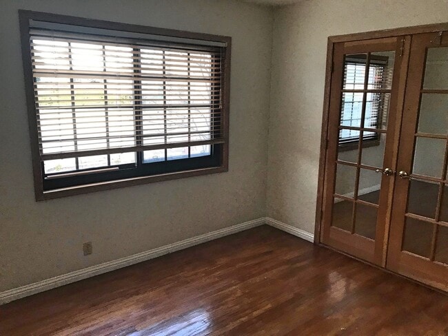 Building Photo - Indoor/outdoor living, spacious 4/2 on a quiet street in Mills Estates