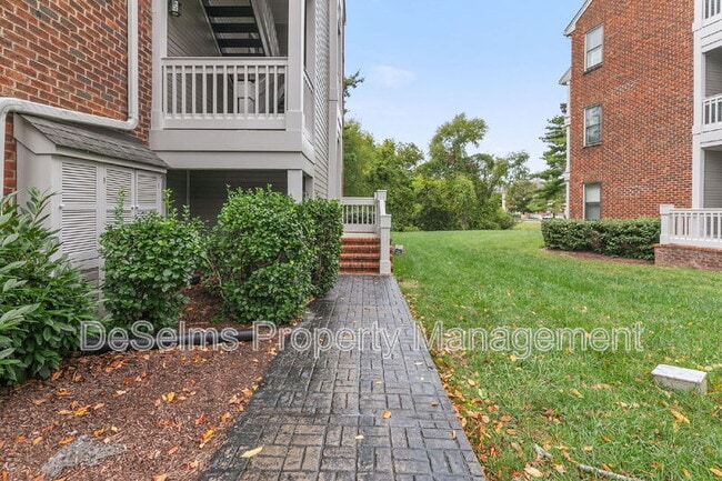 Building Photo - 210 Ashlawn Ct