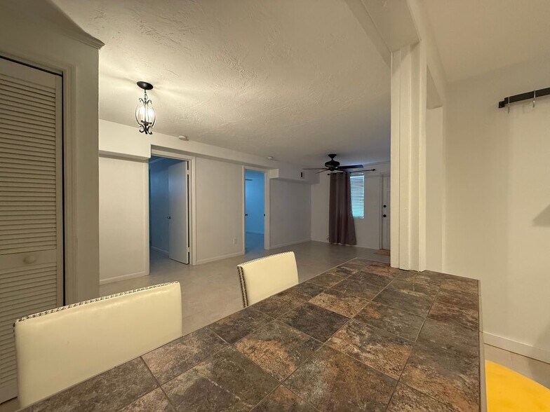 Building Photo - 656 Manor Dr