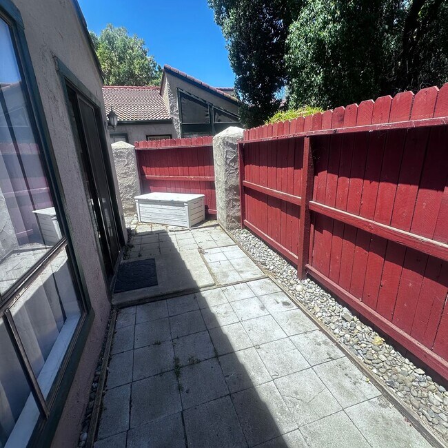 Building Photo - Must See! 2-bedroom, 2-bath single-story c...