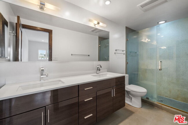 Building Photo - 8550 Holloway Dr