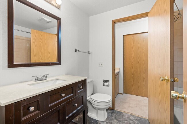 Building Photo - Well Maintained Condo