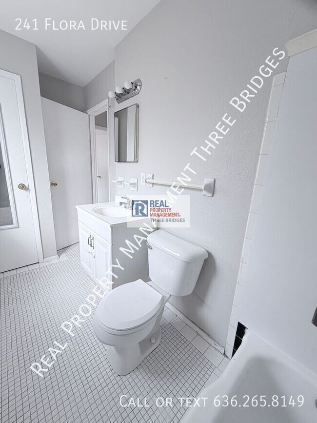 Building Photo - 241 Flora Dr